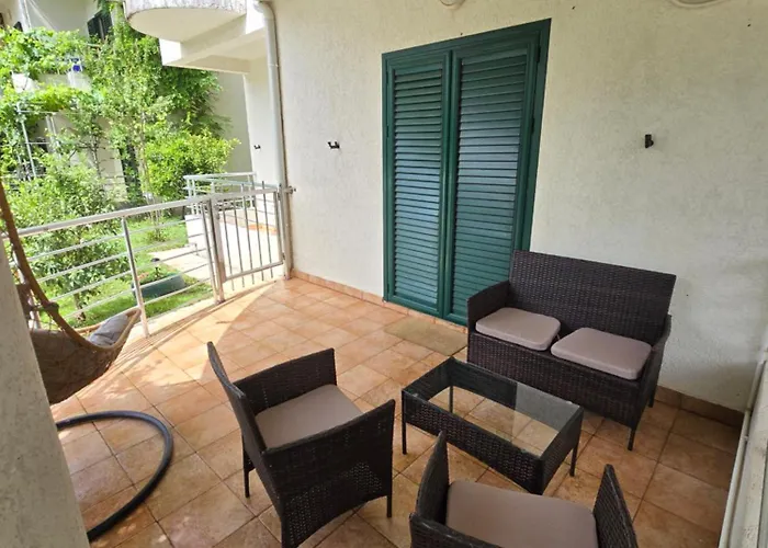 Roman Garden Apartment
