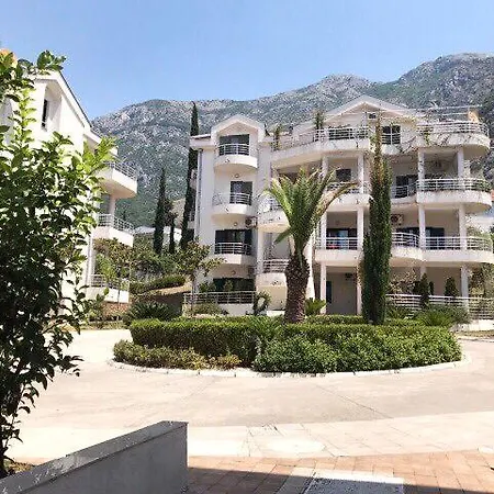 Roman Garden Apartment Risan Exterior photo
