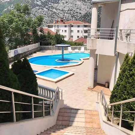 Roman Garden Apartment Risan Exterior photo
